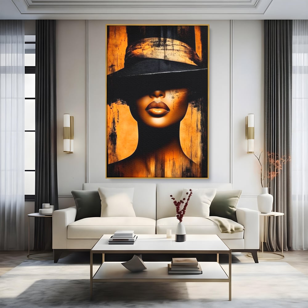 Tablou canvas cu tablou canvas cu buze si palarie, in rama de aluminiu auriu, pe perete intr-un living